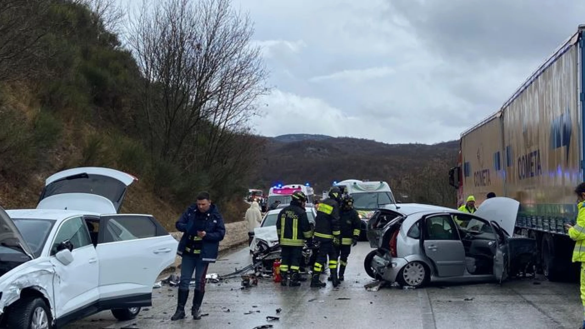 Pettoranello del Molise: tre auto coinvolte in un incidente stradale questa mattina. Intervento dei Vigili del Fuoco di Isernia.